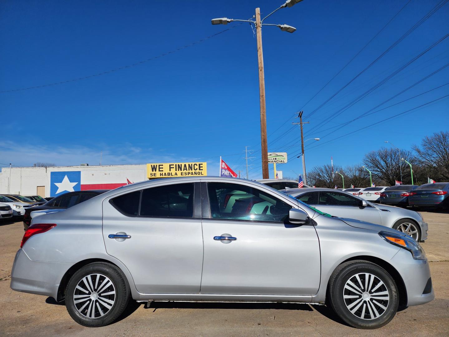 2019 SILVER Nissan Versa SV (3N1CN7AP0KL) , AUTO transmission, located at 2660 S.Garland Avenue, Garland, TX, 75041, (469) 298-3118, 32.885551, -96.655602 - Photo#2